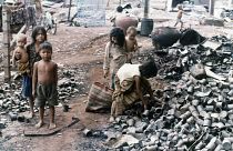 Архивное фото. Дети на развалинах дома после нападения "Красных кхмеров"