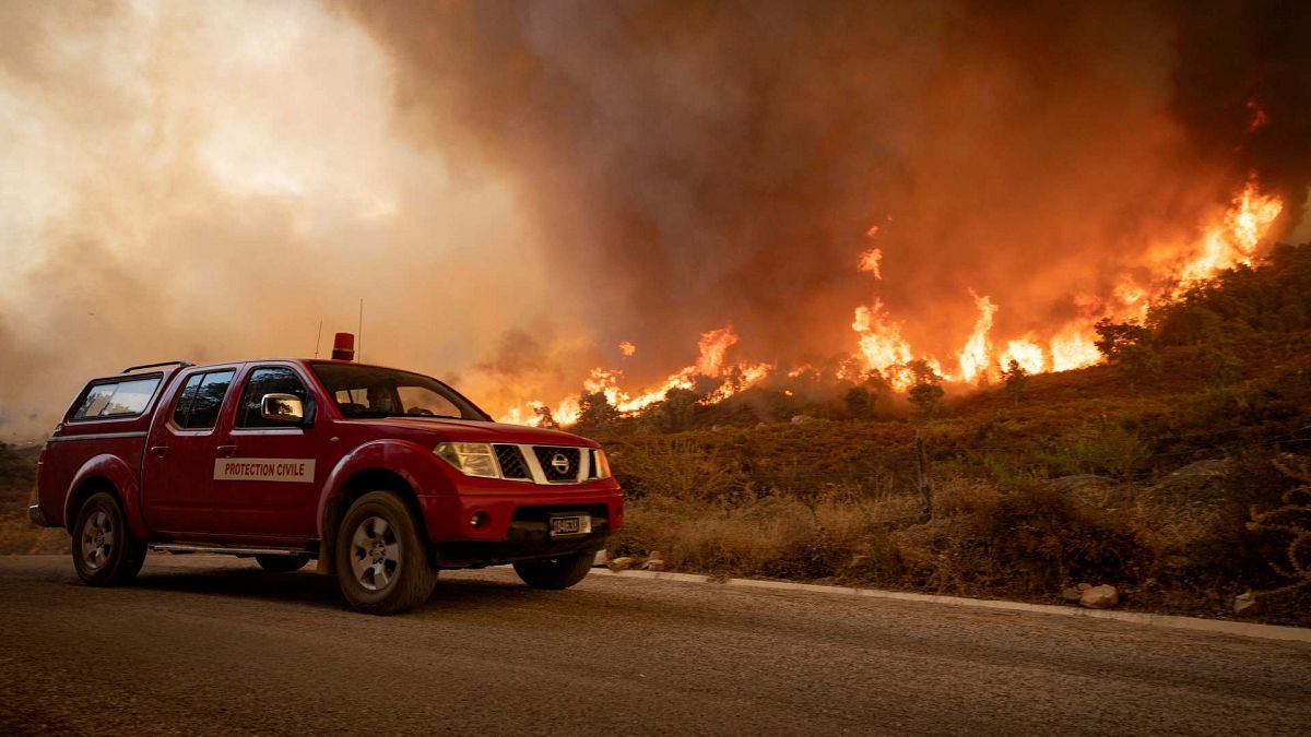 تهرع فرق الإنقاذ إلى مكان الحرائق التي تجتاح الغابات في منطقة شفشاون في شمال المغرب، 15 أغسطس 2021