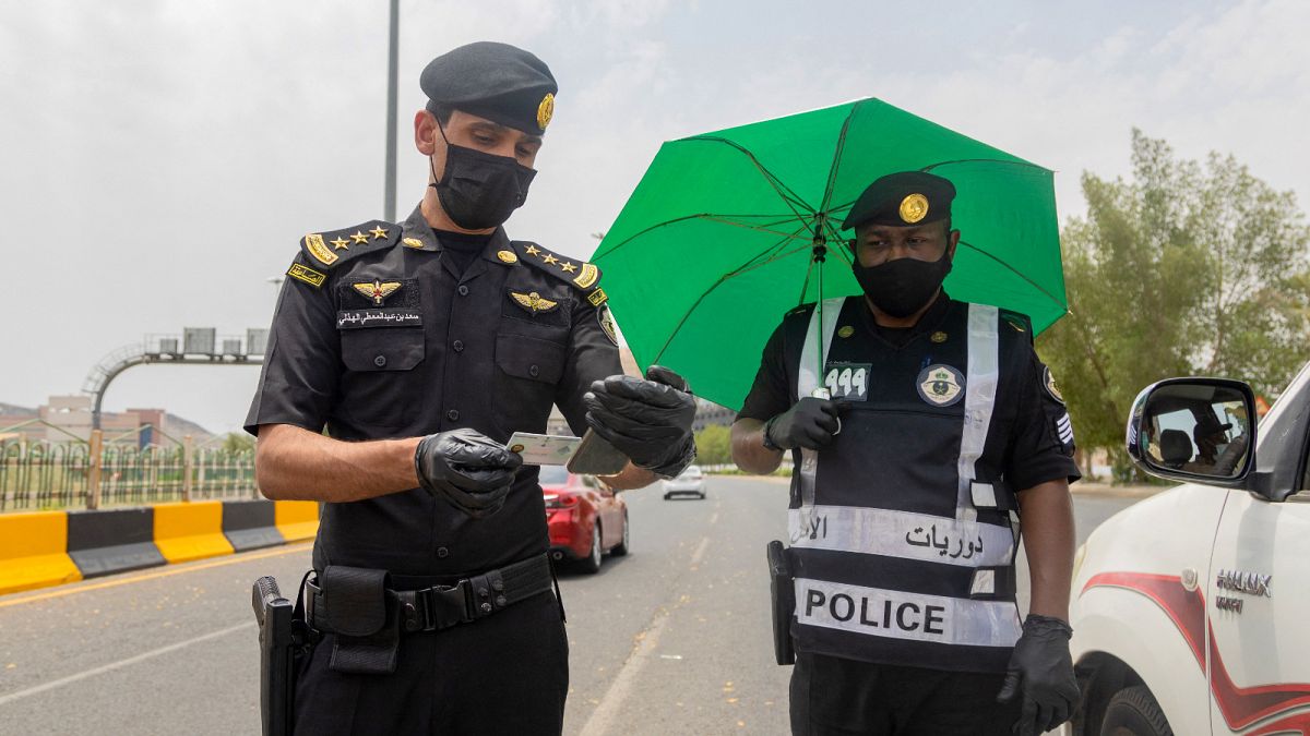 شرطي يتحقق من هوية سائق في مدينة مكة المكرمة بالسعودية/ صورة توضيحية. 