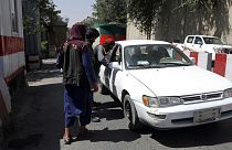 مقاتلو طالبان يفتشون سيارة عند نقطة تفتيش واقعة على الطريق المؤدية إلى وزارة الخارجية في كابول - أفغانستان.