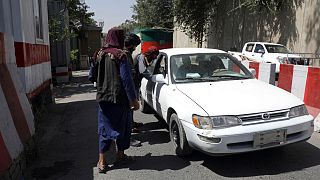 مقاتلو طالبان يفتشون سيارة عند نقطة تفتيش واقعة على الطريق المؤدية إلى وزارة الخارجية في كابول - أفغانستان.