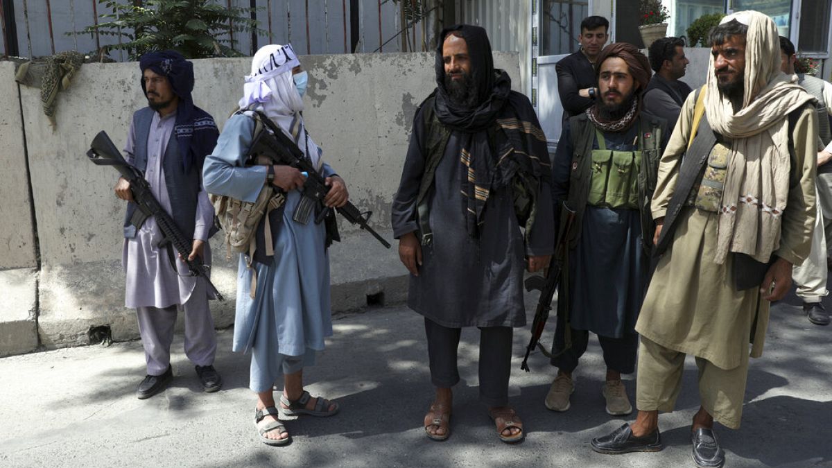 Tálib fegyveresek Kabulban, az elnöki palota főbejáratának közelében 2021. augusztus 16-án