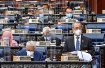 رئيس الوزراء محي الدين ياسين وهو يلقي خطابه خلال جلسة خاصة لمجلس النواب في البرلمان في كوالالمبور، ماليزيا، 26 يوليو 2021