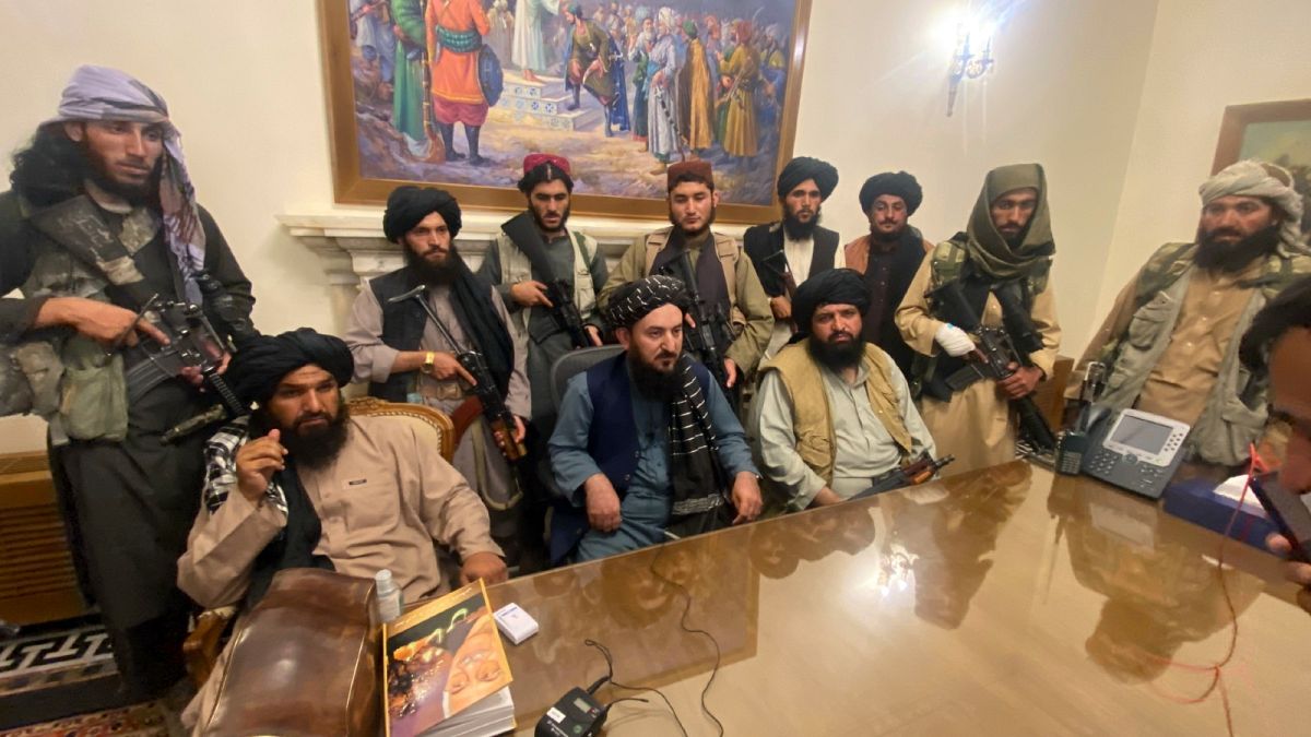 Combattants talibans après leur prise de contrôle du palais présidentiel à Kaboul, le 15 août 2021