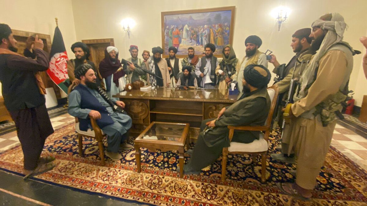 Combatientes talibanes toman el control del palacio presidencial afgano tras la huida del presidente afgano Ashraf Ghani, de Kabul, Afganistán, el 15 de agosto de 2021