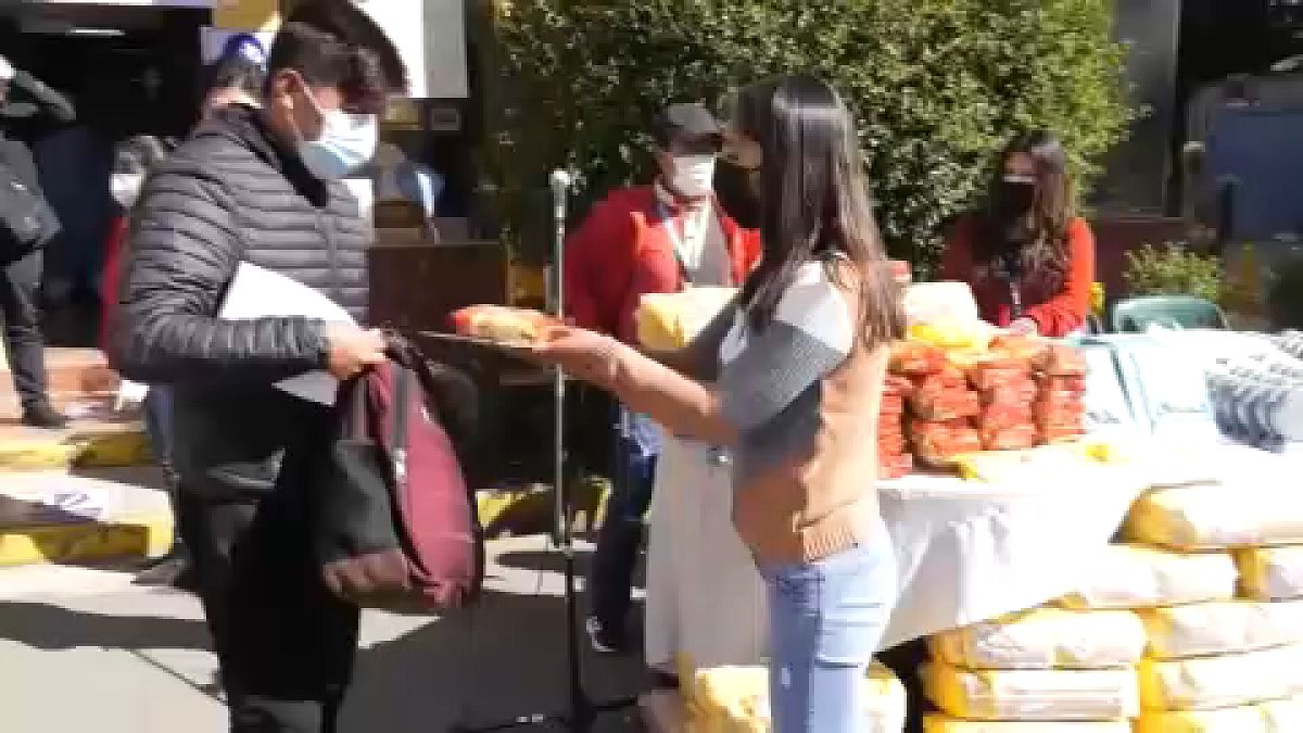 Bolivia | Los habitantes de El Alto reciben paquetes de comida a cambio de vacunarse contra la COVID