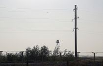  تُظهر هذه الصورة التي التقطت في 14 أغسطس 2021 برج مراقبة على طول الحدود التي تفصل بين أوزبكستان وأفغانستان بالقرب من ترميز