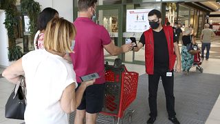 QR-Code-Kontrolle vor Supermarkt in Ajaccio (Korsika)