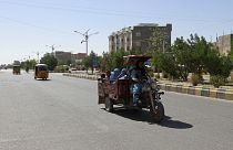 Un gruppo di afghani a bordo di un motocarro