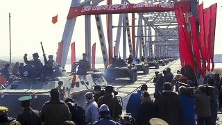القوات الروسية أثناء مغادرتها أفغانستان في العام 1989 عبر جسر الصداقة الفاصل بين الأخيرة وبين أوزبكستان