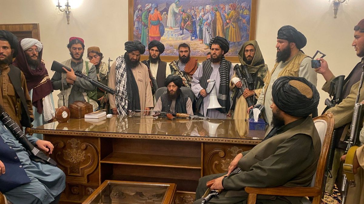 مقاتلو طالبان في القصر الرئاسي الأفغاني بعد فرار الرئيس أشرف غني، كابول،الأحد 15 أغسطس 2021