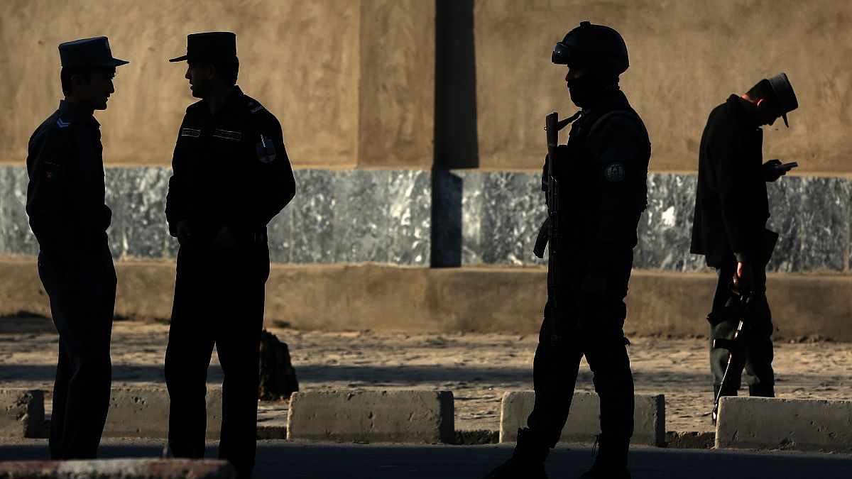 الشرطة الأفغانية تقف في موقع هجوم انتحاري بالقرب من وزارة الدفاع في كابول، أفغانستان