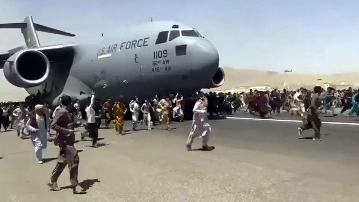 Milhares de afegãos tentam fugir de Cabul