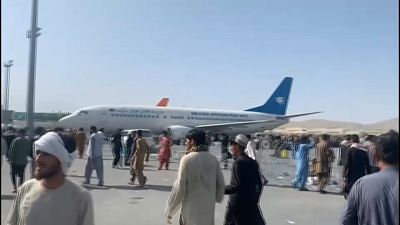 Nichts wie weg - dramatische Szenen am Flughafen Kabul