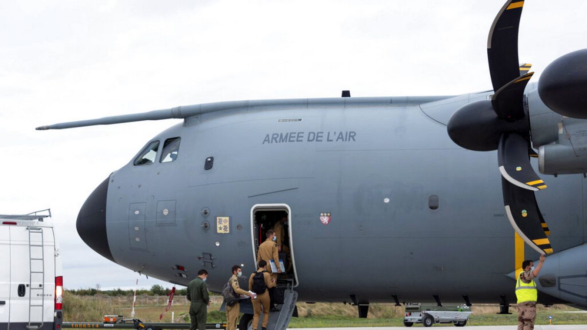Des militaires français embarquent à bors d'un avion de transport pour évacuer des ressortissants français en Afghanistan, le 13/08/2021, Orléans, France