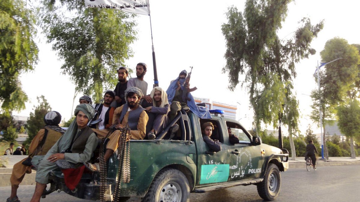 Un grupo de combatientes afganos patrulla en coche por las calles de Kandahar