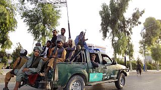 مقاتلو طالبان يقومون بدورية داخل مدينة قندهار جنوب غرب أفغانستان ، الأحد 15 أغسطس 2021