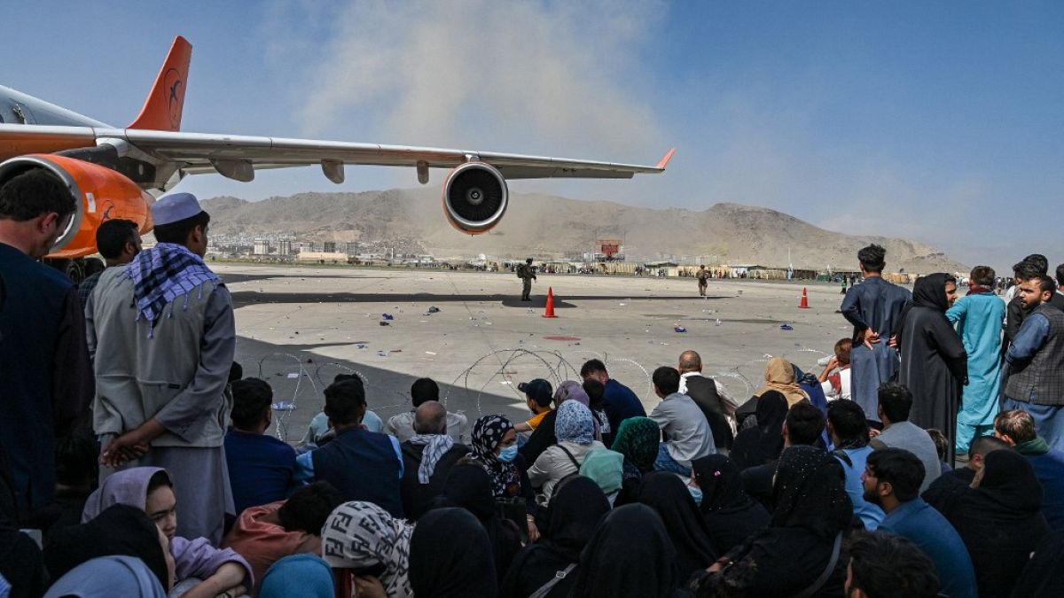 Warten auf die Flucht aus Afghanistan am Flughafen Kabul