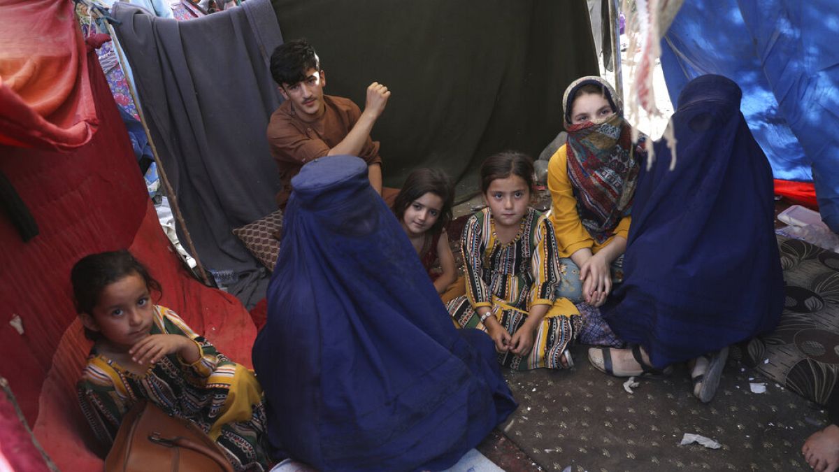 معلمة نازحة داخلية ترتدي البرقع من ولاية تخار، تتحدث خلال مقابلة مع وكالة "أسوشيتد برس" داخل خيمتها في حديقة عامة في كابول، أفغانستان، الجمعة 13 أغسطس 2021 