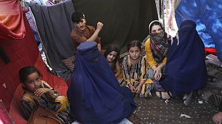 معلمة نازحة داخلية ترتدي البرقع من ولاية تخار، تتحدث خلال مقابلة مع وكالة "أسوشيتد برس" داخل خيمتها في حديقة عامة في كابول، أفغانستان، الجمعة 13 أغسطس 2021