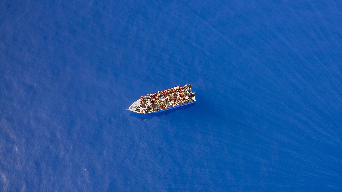 Дрейфующая лодка с мигрантами из Туниса