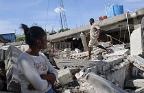 Haiti, i soccorsi corrono per strappare alla morte chi è ancora sotto i detriti