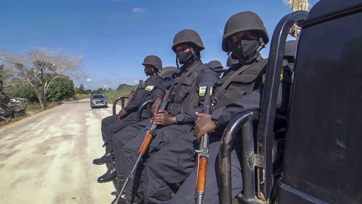 Policías ruandeses patrullan cerca del hotel Amarula Palma en Palma, provincia de Cabo Delgado