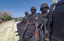 Policías ruandeses patrullan cerca del hotel Amarula Palma en Palma, provincia de Cabo Delgado
