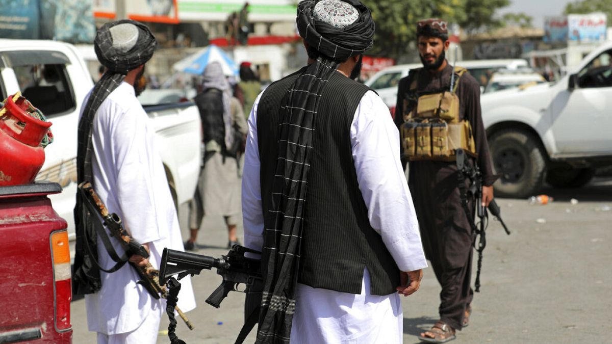La vie sous les talibans en Afghanistan : "Rentrez chez vous car aucun homme ne vous a accompagnée"