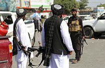 Combatientes talibanes frente al aeropuerto de Kabul
