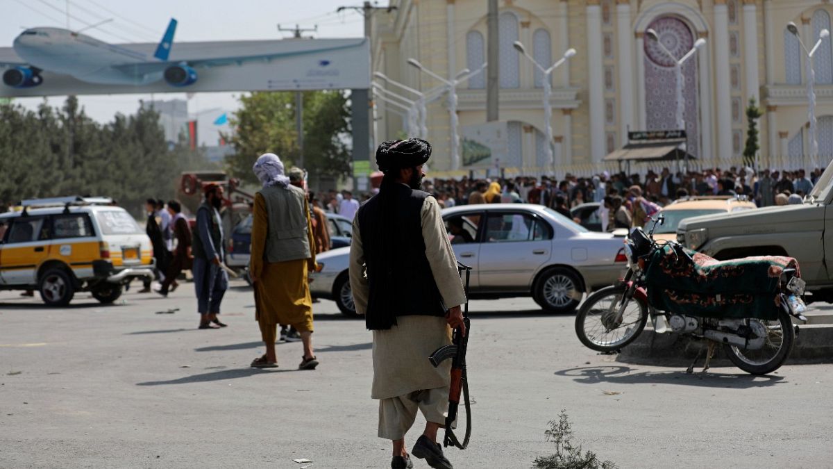  مقاتلو طالبان مام مطار حامد كرزاي الدولي، كابول،الاثنين 16 أغسطس 2021