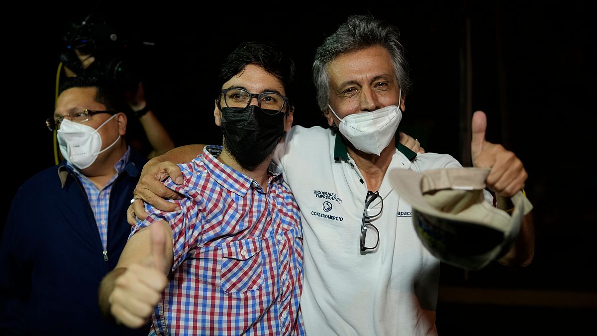 Freddy Guevara apjával, szabadulása után 