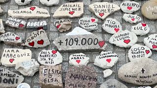 Nombres de algunas de las miles de víctimas mortales de la covid-19 en Argentina.