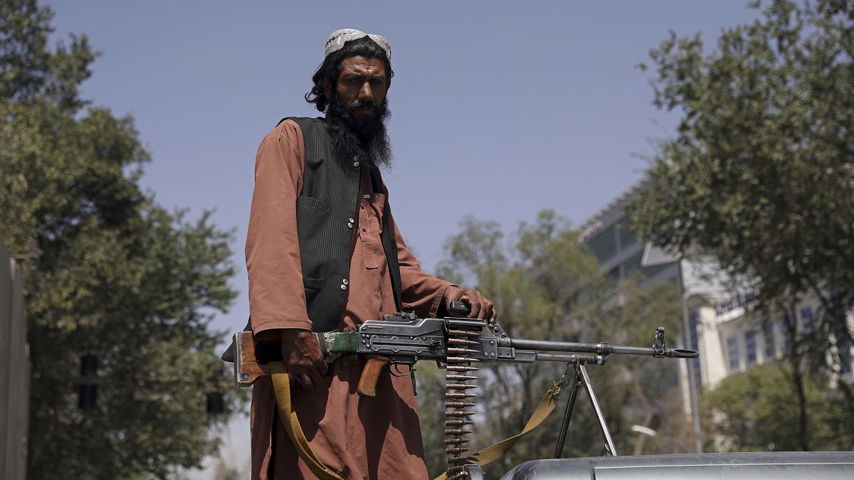 Участник вооружённых формирований движения "Талибан" у президентского дворца в Кабуле