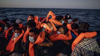 مهاجرون على متن قارب في البحر المتوسط