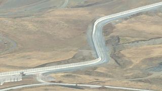 الجدار الذي تبنيه تركيا على حدودها مع إيران  في مقاطعة فان لمنع تدفق اللاجئين الجدد، خاصة من أفغانستان بعد سيطرة طالبان على البلاد. 