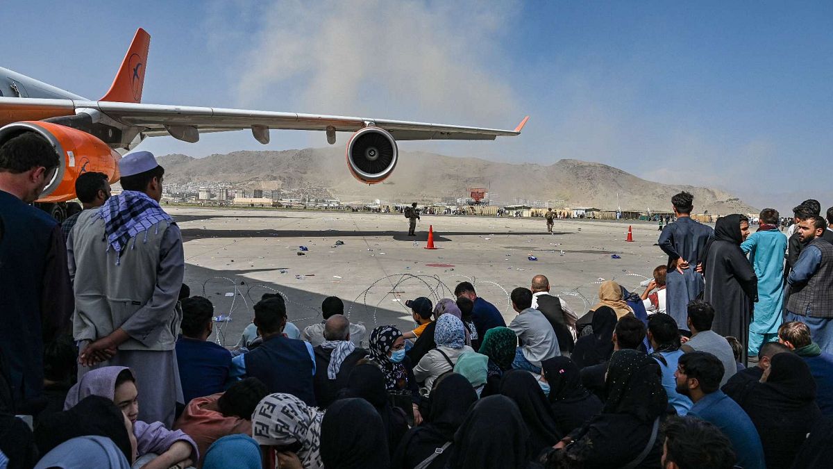 مطار كابول حيث احتشد آلاف الأشخاص في مطار المدينة في محاولة للفرار، أفغانستان، 16 أغسطس 2021 
