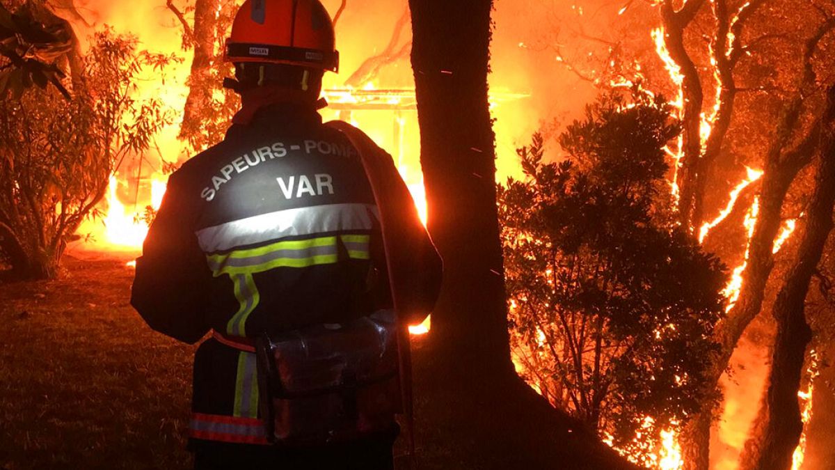 Un pompier du Var lutte contre un incendie près de Toulon, France, le mardi 17 août 2021. 
