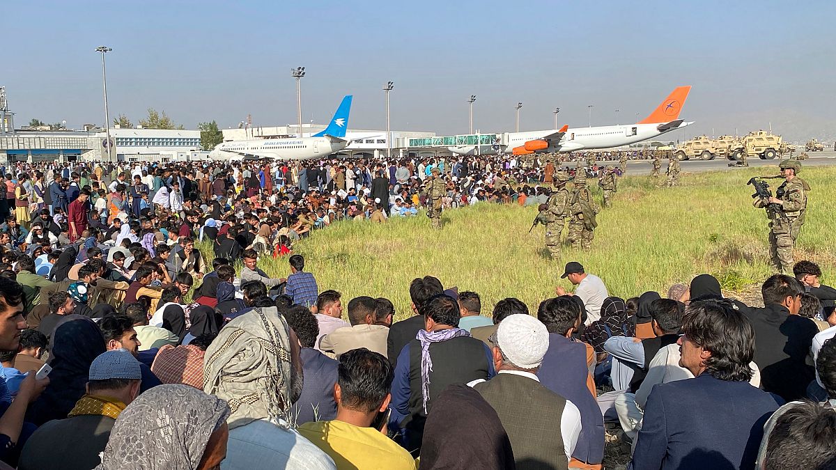 Afganisztán elhagyására váró tömeg a kabuli reptéren