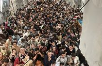 پناهجویان افغان در بخش بار یک هواپیمای نظامی
