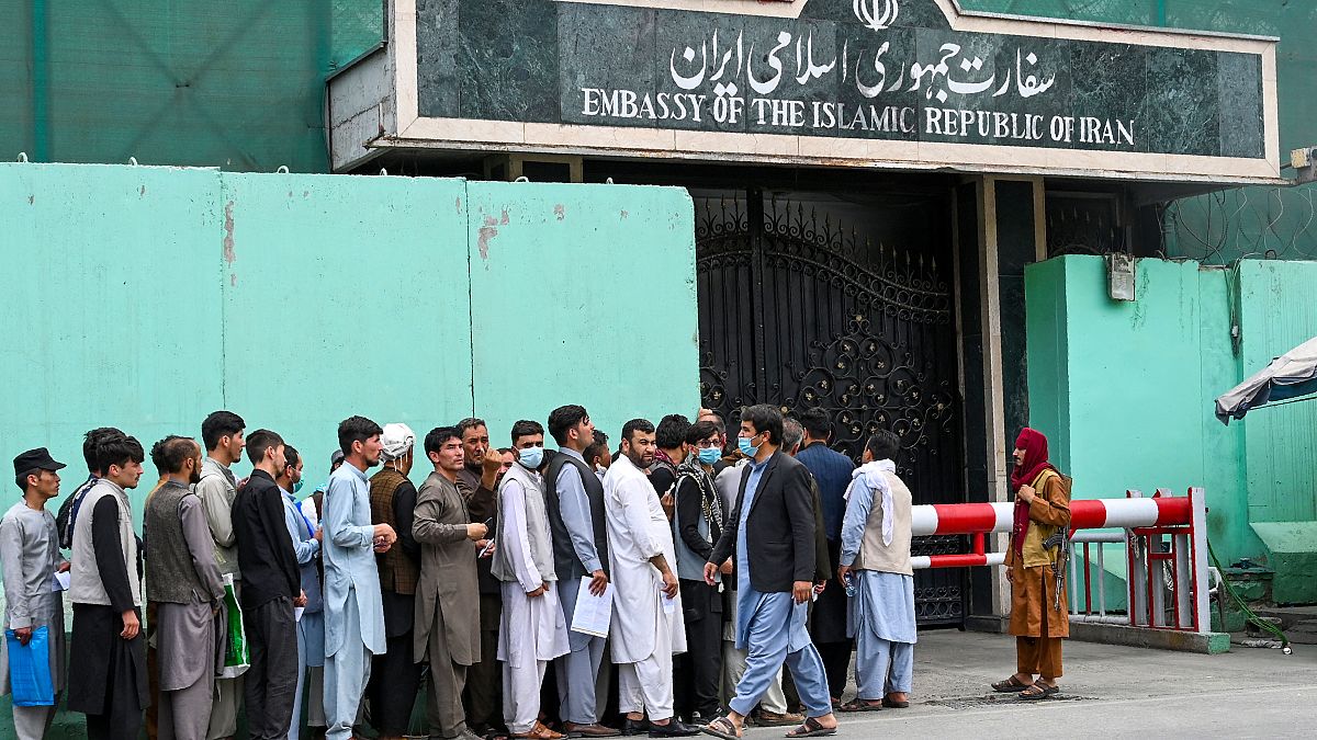 شهروندان افغانستان در صفی برای دریافت ویزا از سفارت ایران در افغانستان