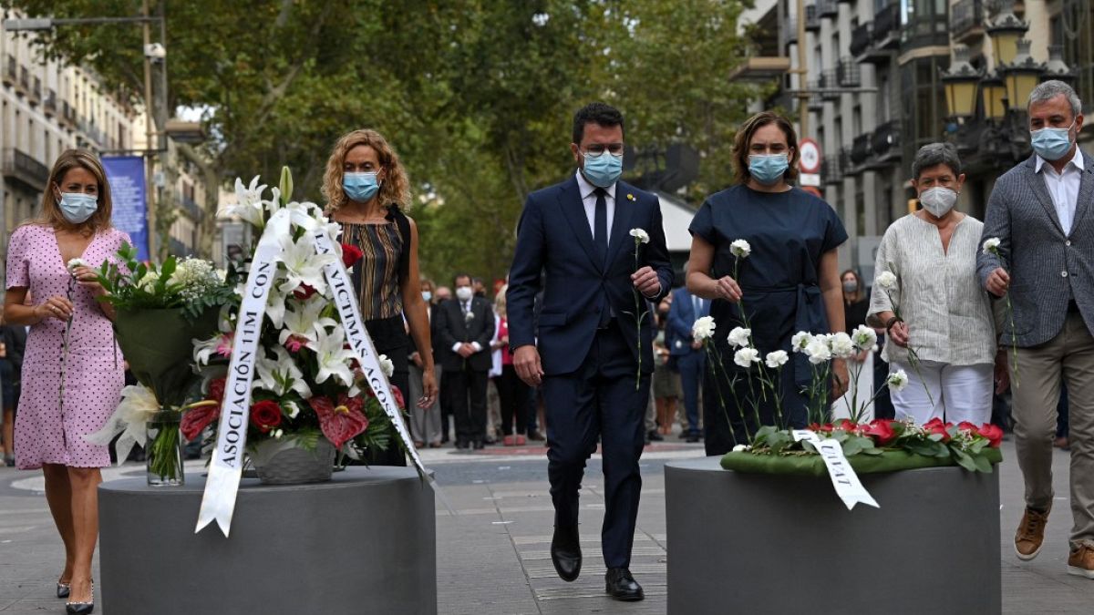Silêncio e cravos brancos na homenagem às vítimas dos atentados de Barcelona