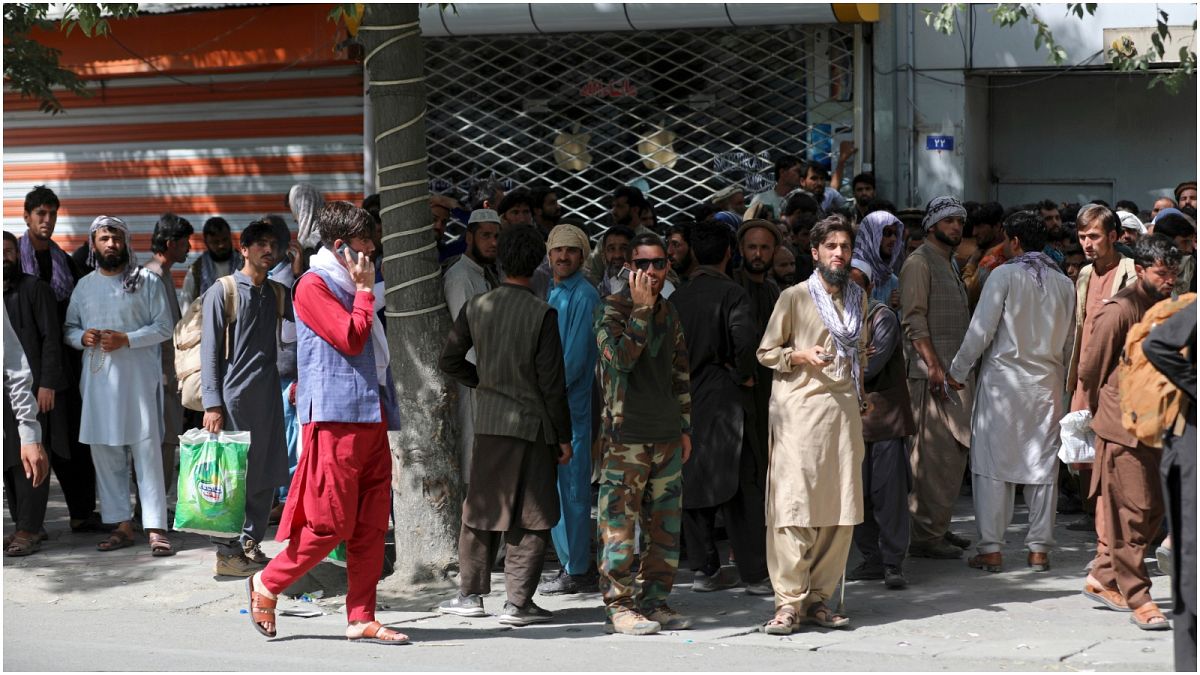 أفغان ينتظرون أمام بنك كابول بالمدينة لكي يسحبوا أرصدتهم