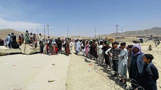 مئات الأشخاص خارج المطار الدولي في كابول، أفغانستان.