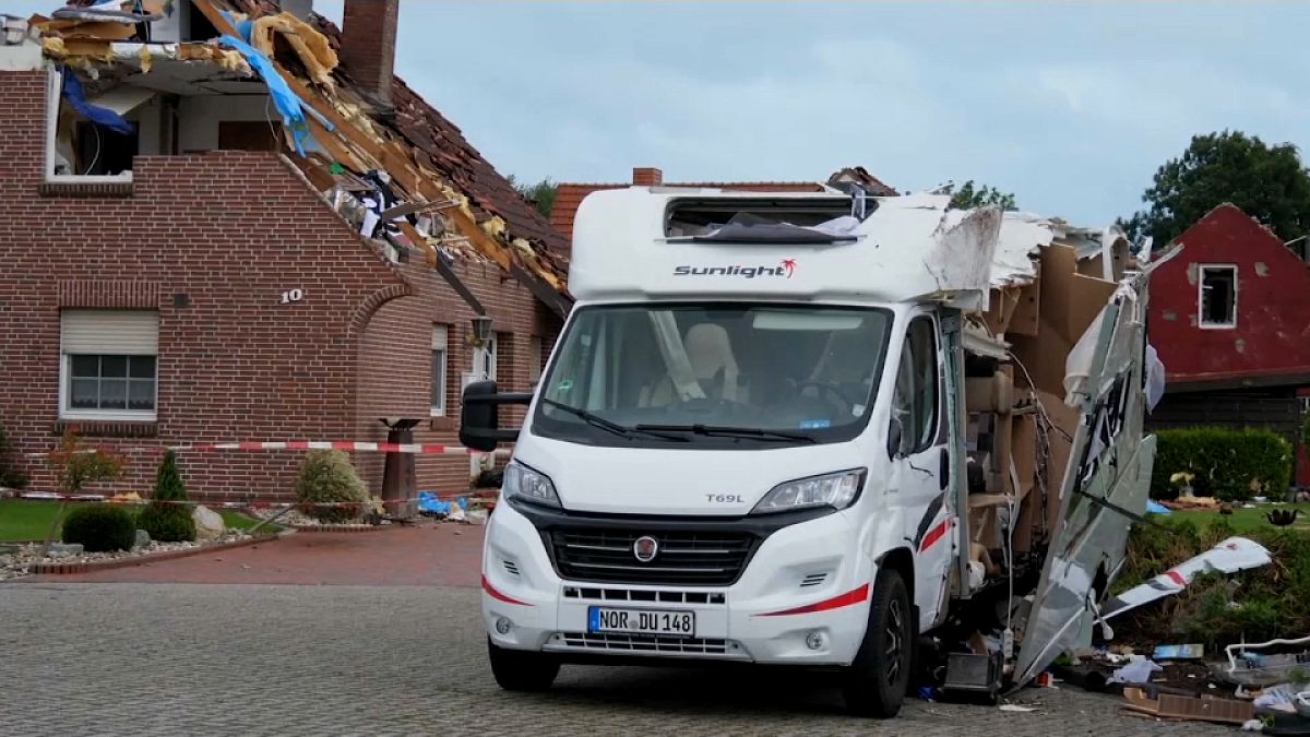 شاهد: آثار دمار إعصار ضرب مناطق في شمال ألمانيا