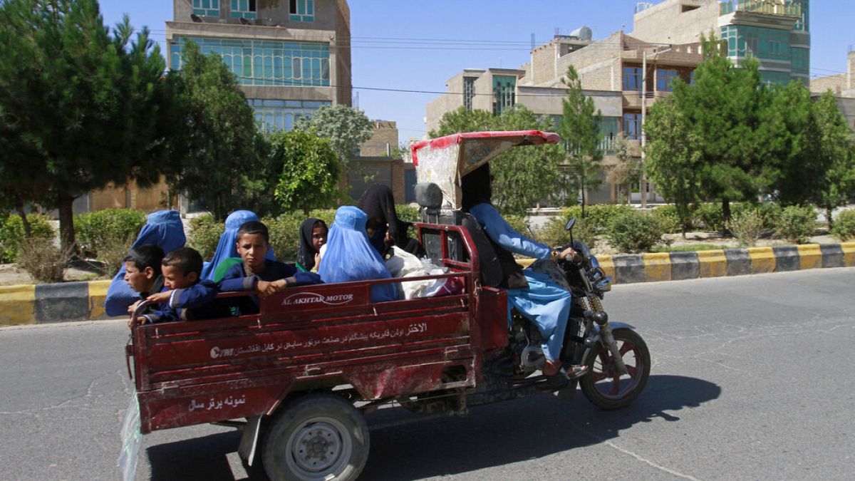 Afegãs desconfiam das promessas dos talibãs