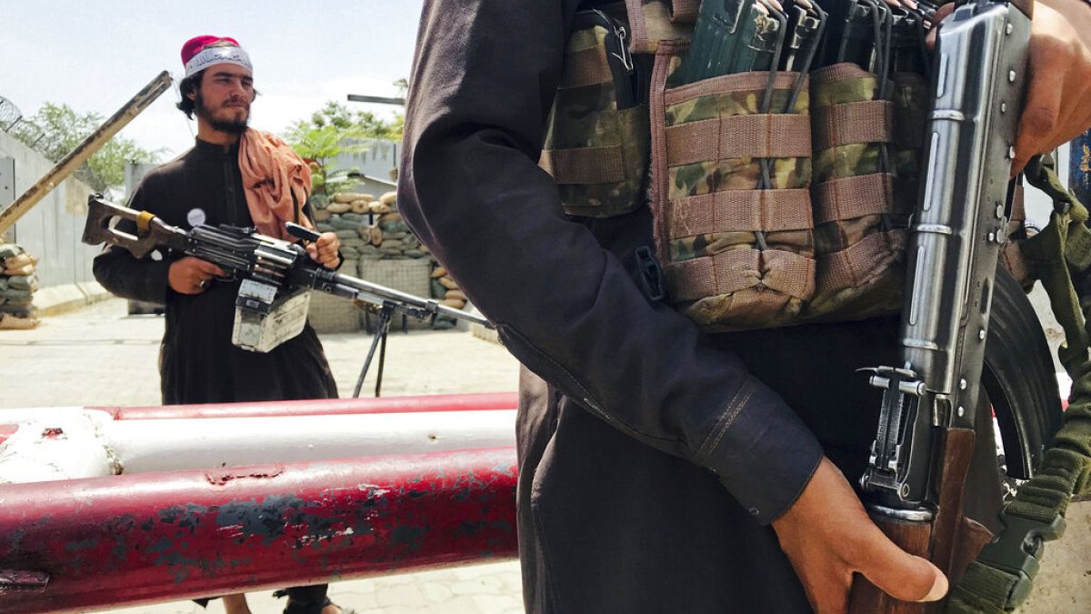Başkent Kabil'de ABD Büyükelçiliği yakınındaki Taliban milisleri.