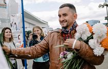 Szcjapan Latipau virágokat oszt egy tüntetésen Minszkben 2020. augusztus 12-én