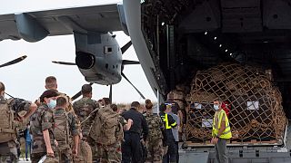 جنود فرنسيون يستعدون لركوب طائرة عسكرية في رحلة لإجلاء المواطنين الفرنسيين من أفغانستان، أورليان، وسط فرنسا، الاثنين 16 أغسطس 2020