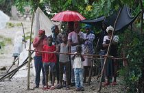 تجمع الناس في ملاجىء بعد اجتياح العاصفة الاستوائية غريس، هايتي، الثلاثاء 17 أغسطس 2021